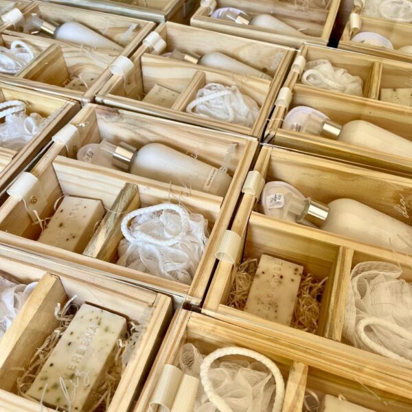 Presentación SPA en caja de madera con tapa de acrilico grabada en laser