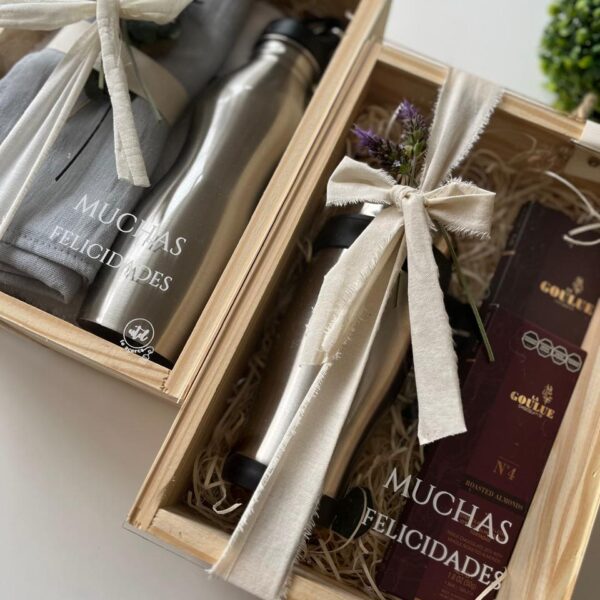 Presentación en caja de madera con tapa de acrilico grabada en laser